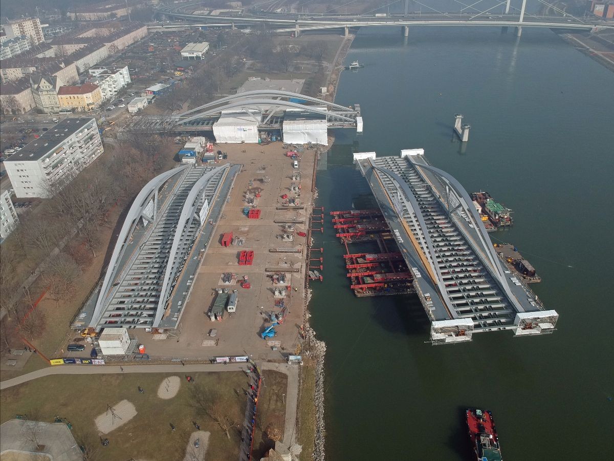 Einschwimmung der Tragwerke für neue Donaubrücke