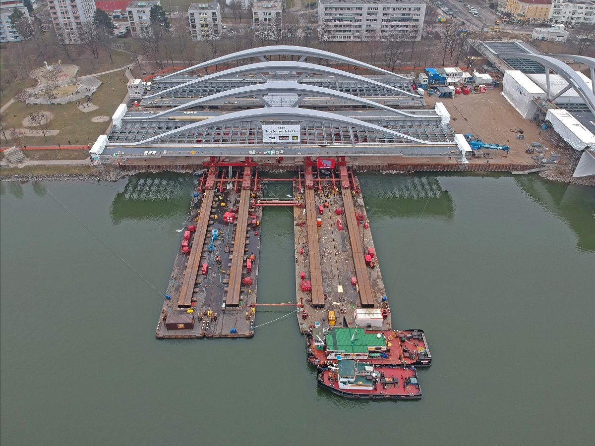 Verladung Tragwerke für neue Donaubrücke