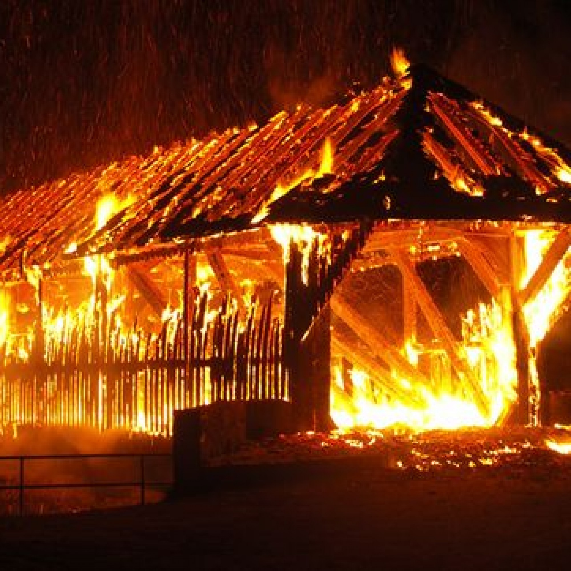 Die historische Holzbrücke über die Glatt ging im April 2009 in Flammen auf. (Bild: zvg)