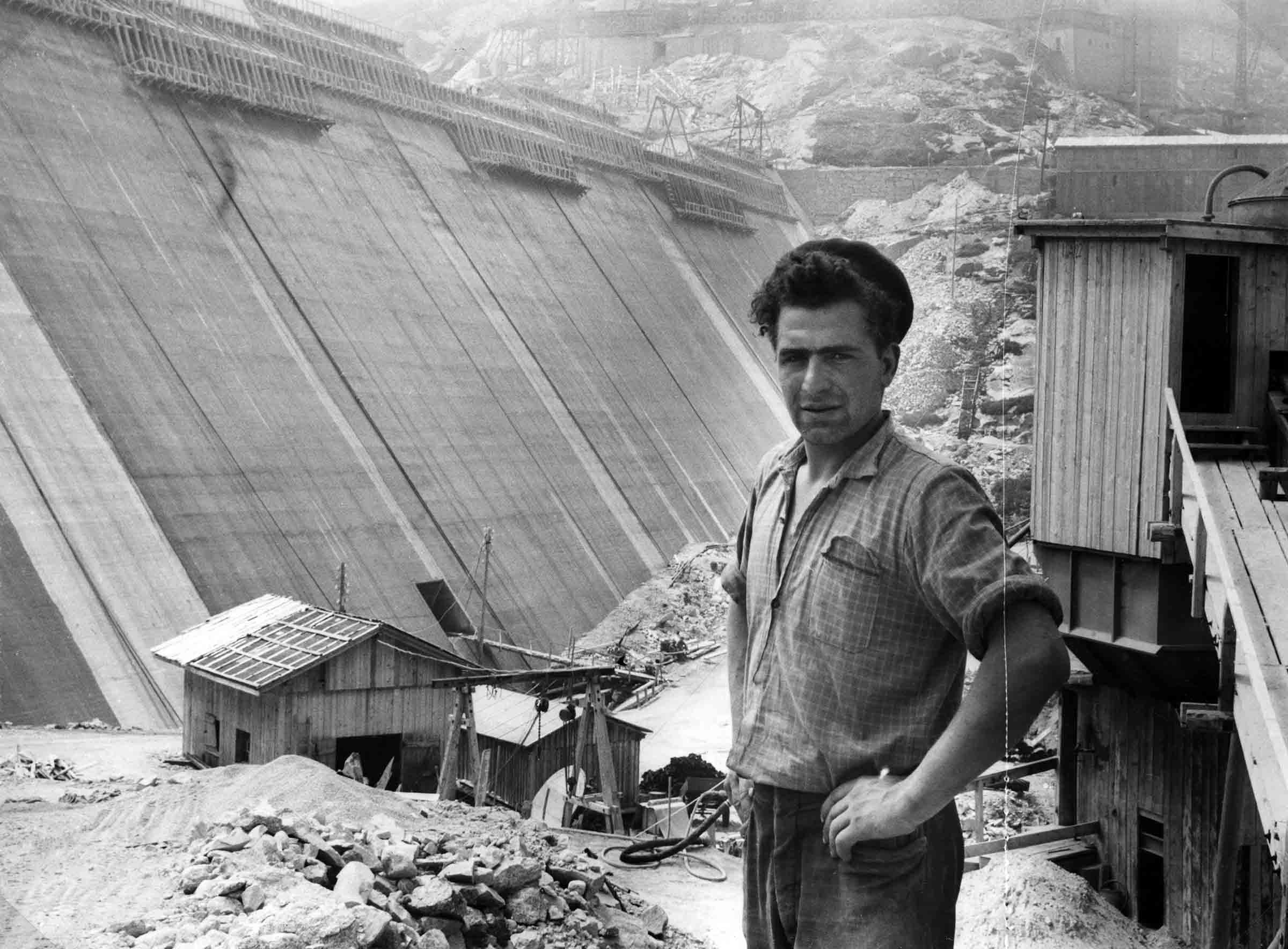 Italienischer Gastarbeiter vor der Staumauer Albigna um 1958