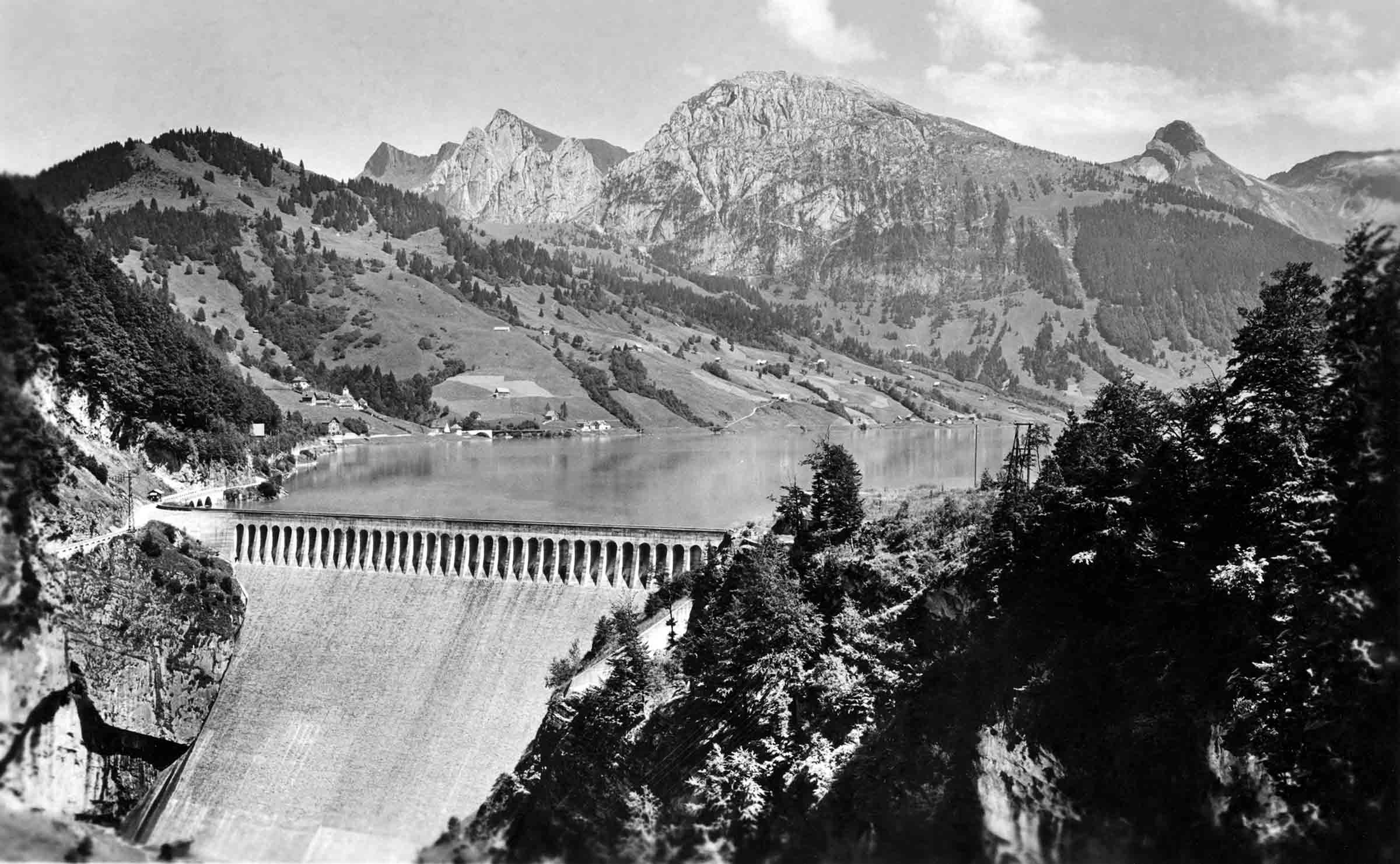 Staumauer Schräh mit dem Stausee um 1930