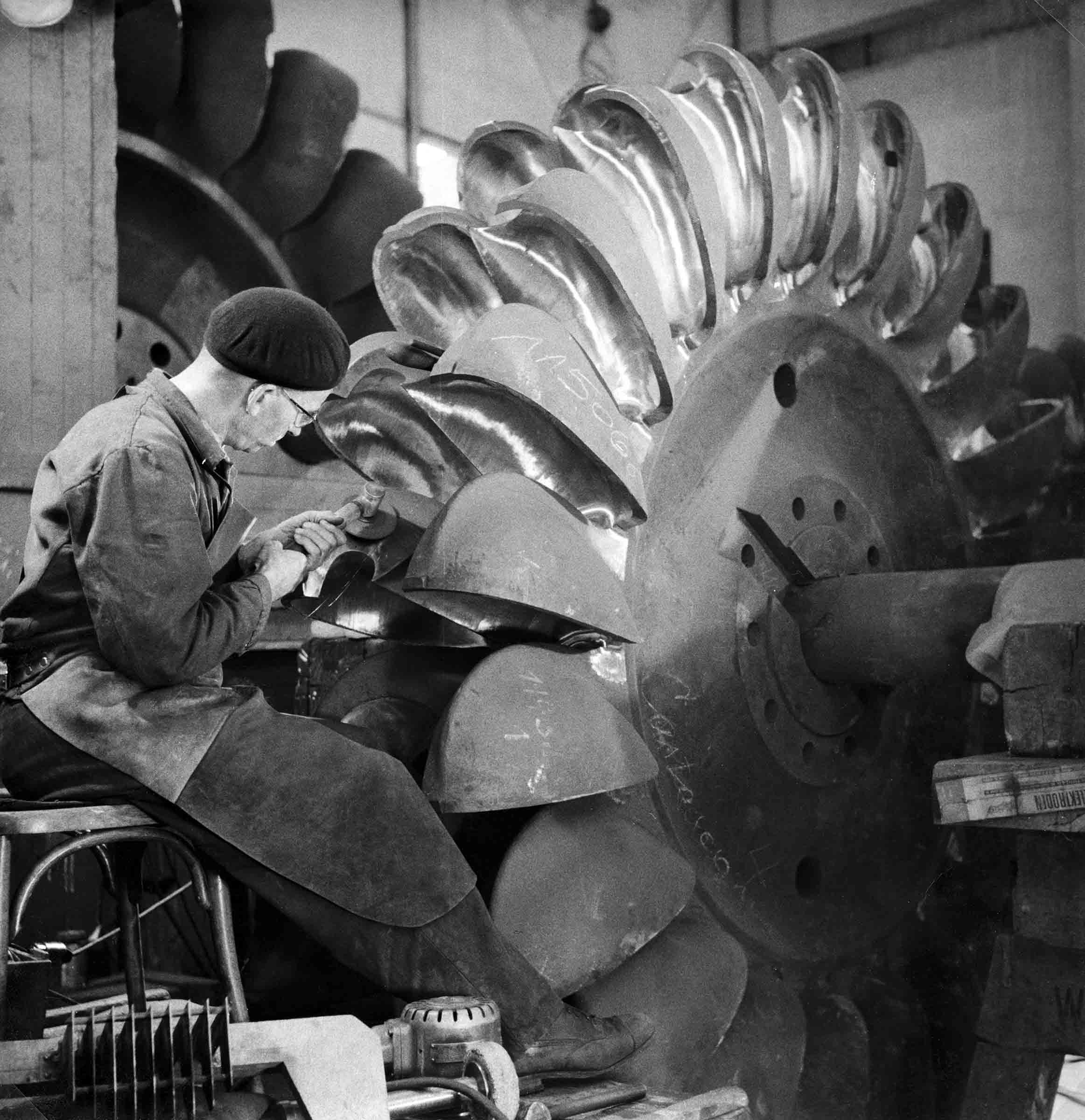 Schleifarbeiten an einer Peltonturbine um 1958