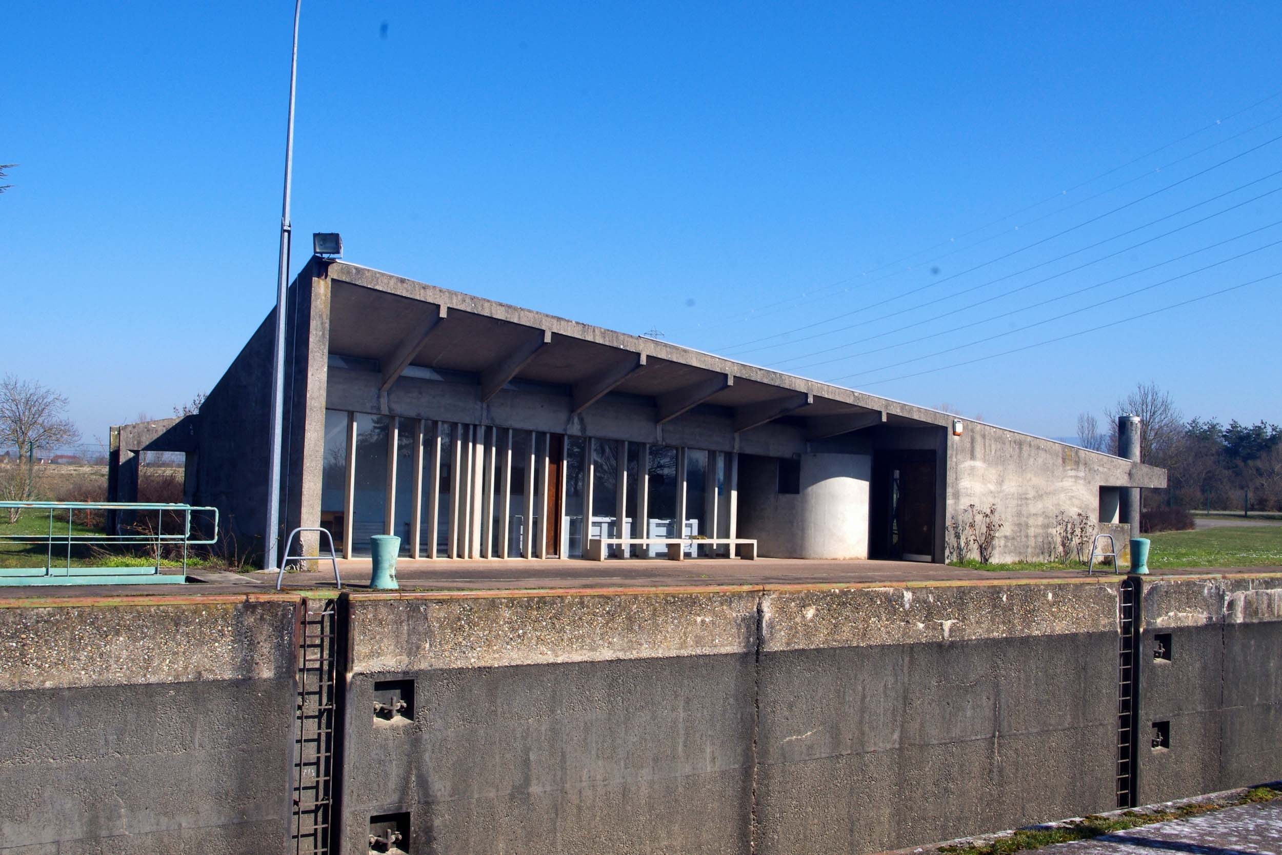 Verwaltungsgebäude von Le Corbusier am Rhein-Rhône-Kanal