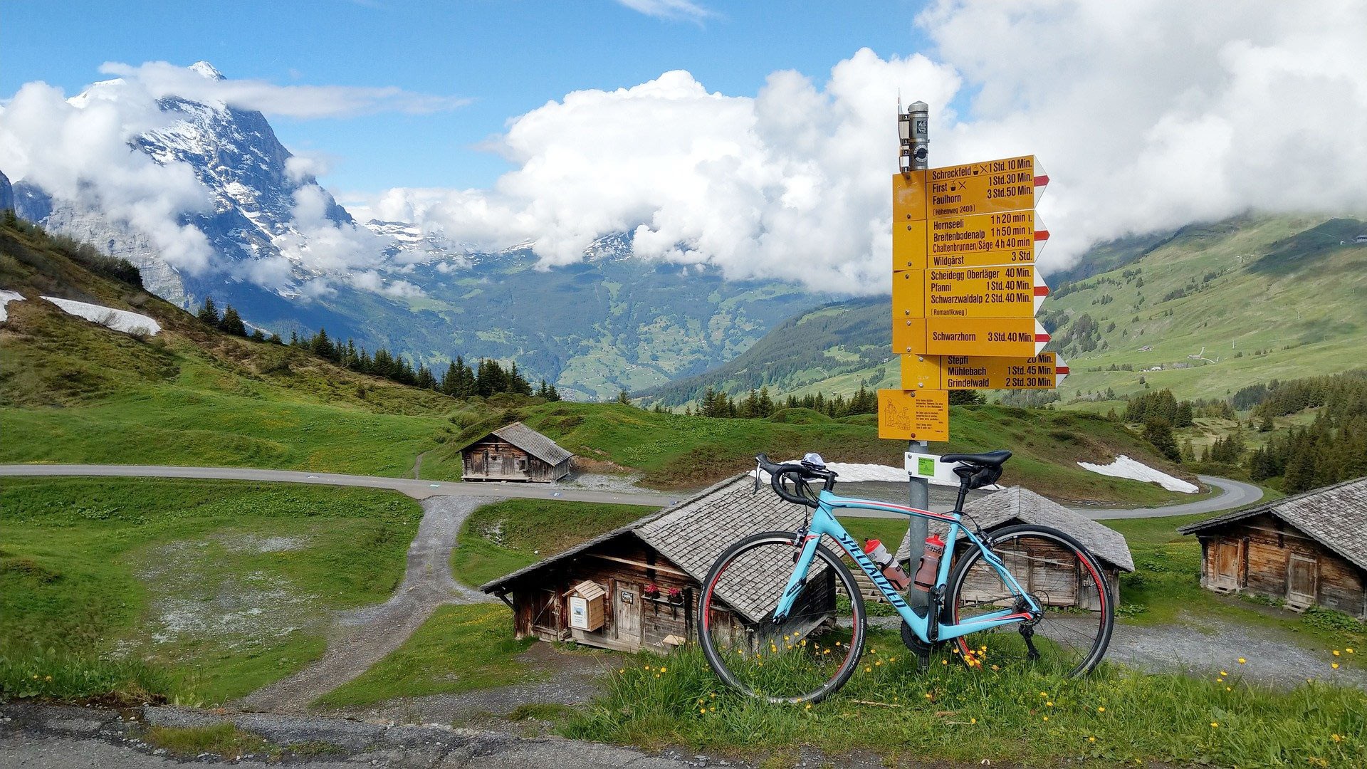 Velo vor Wegweiser.