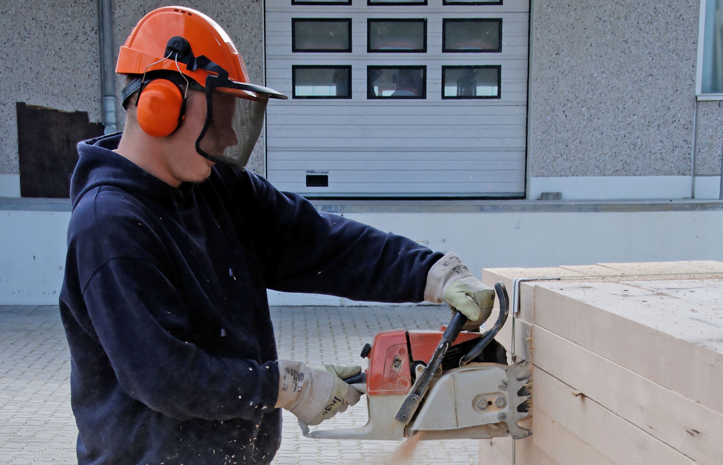 Schreiner bei der Arbeit