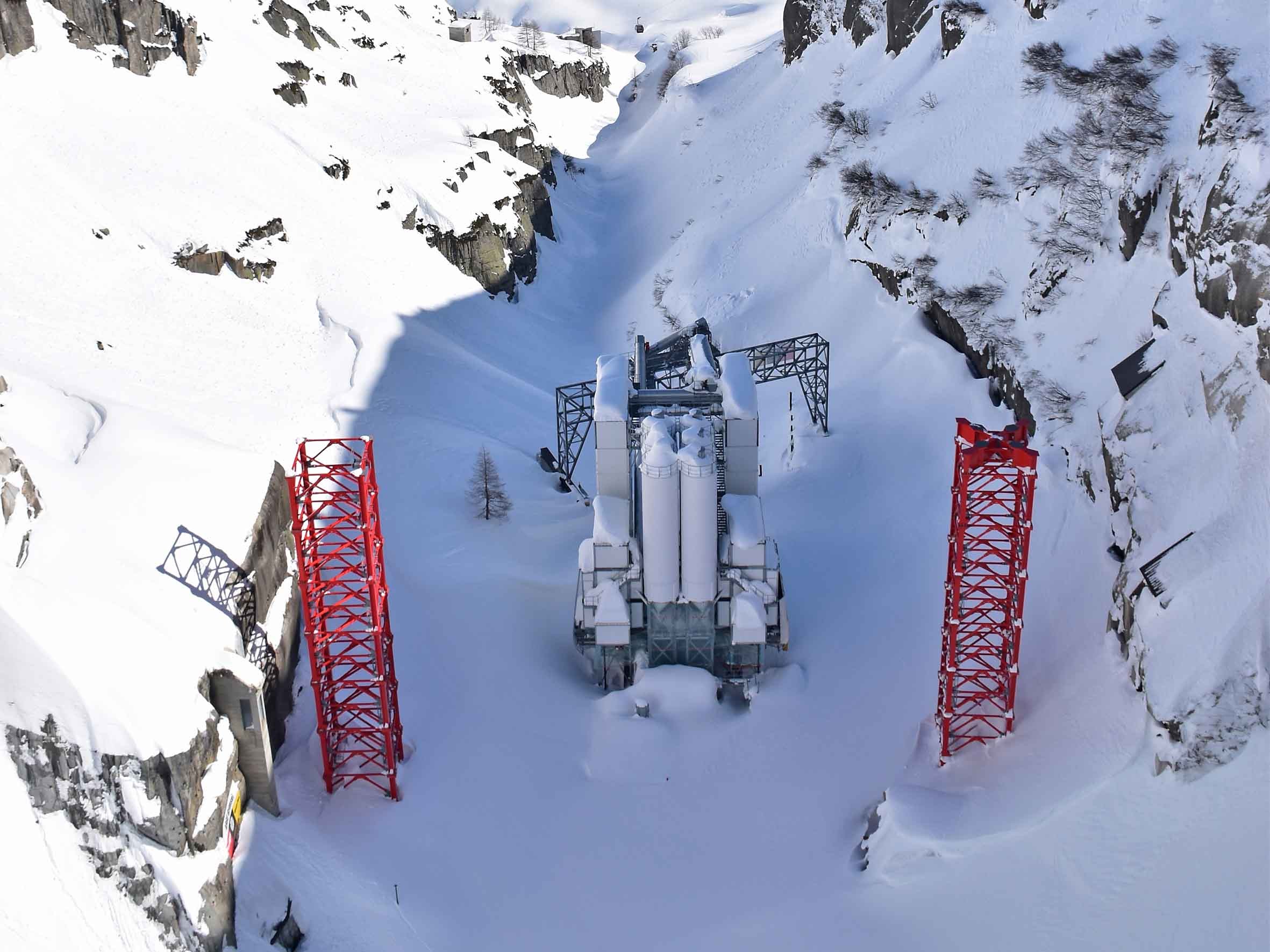 Mischanlagen vor der Spitallamm-Staumauer im meterhohen Schnee