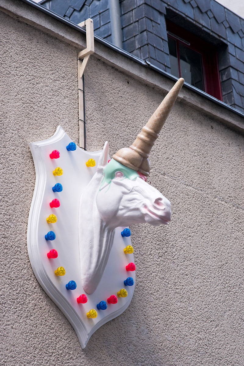 Einhorn-Schild vor einem Irish Pub in Nantes