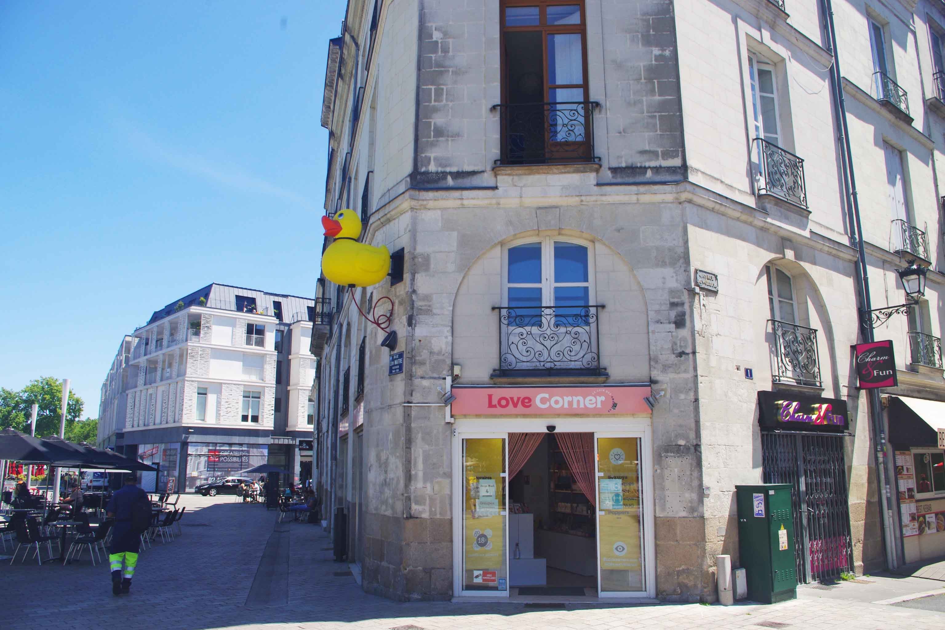 Gelbe Ente vor dem Geschäft «Love Corner» in Nantes