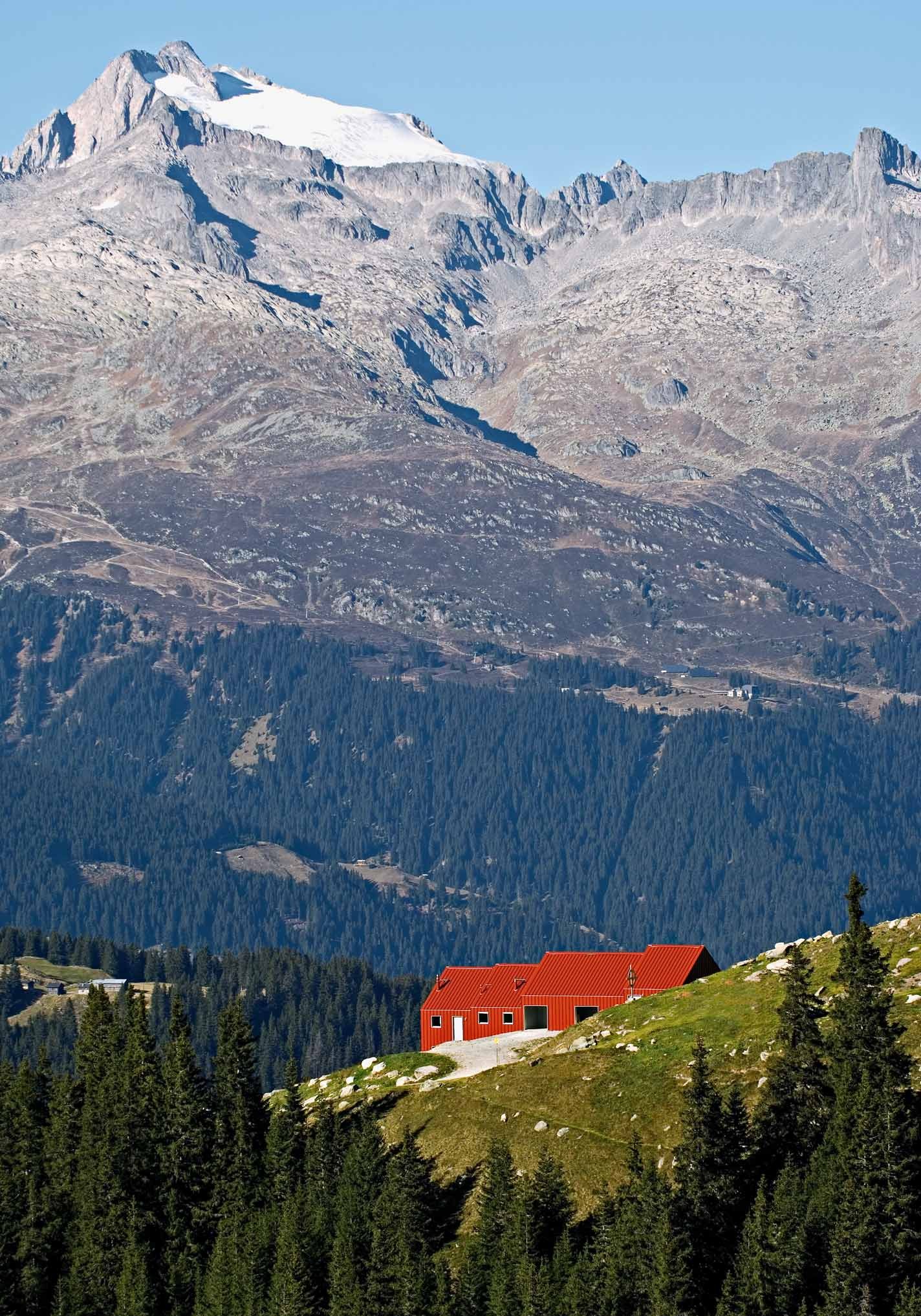 Roter Zweckbau auf der Ziegenalp Puzzetta