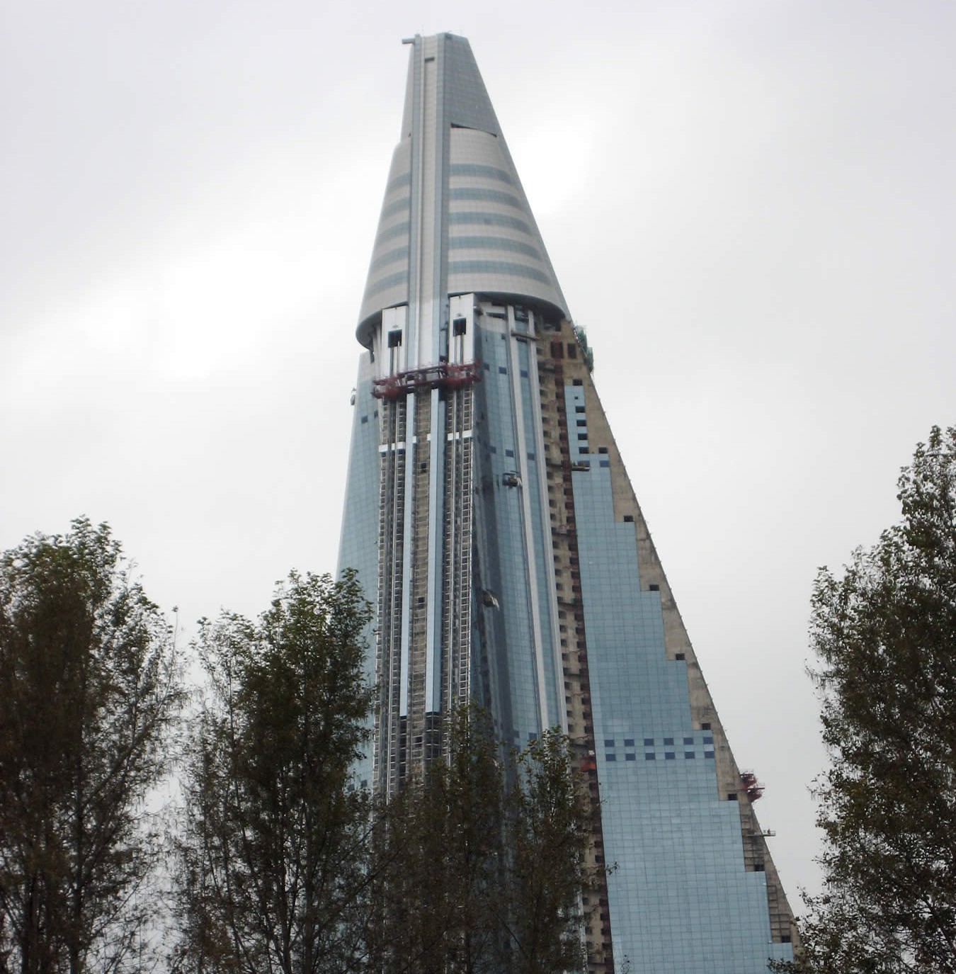 Ryugyong Hotel in Pjöngjang im Oktober 2010