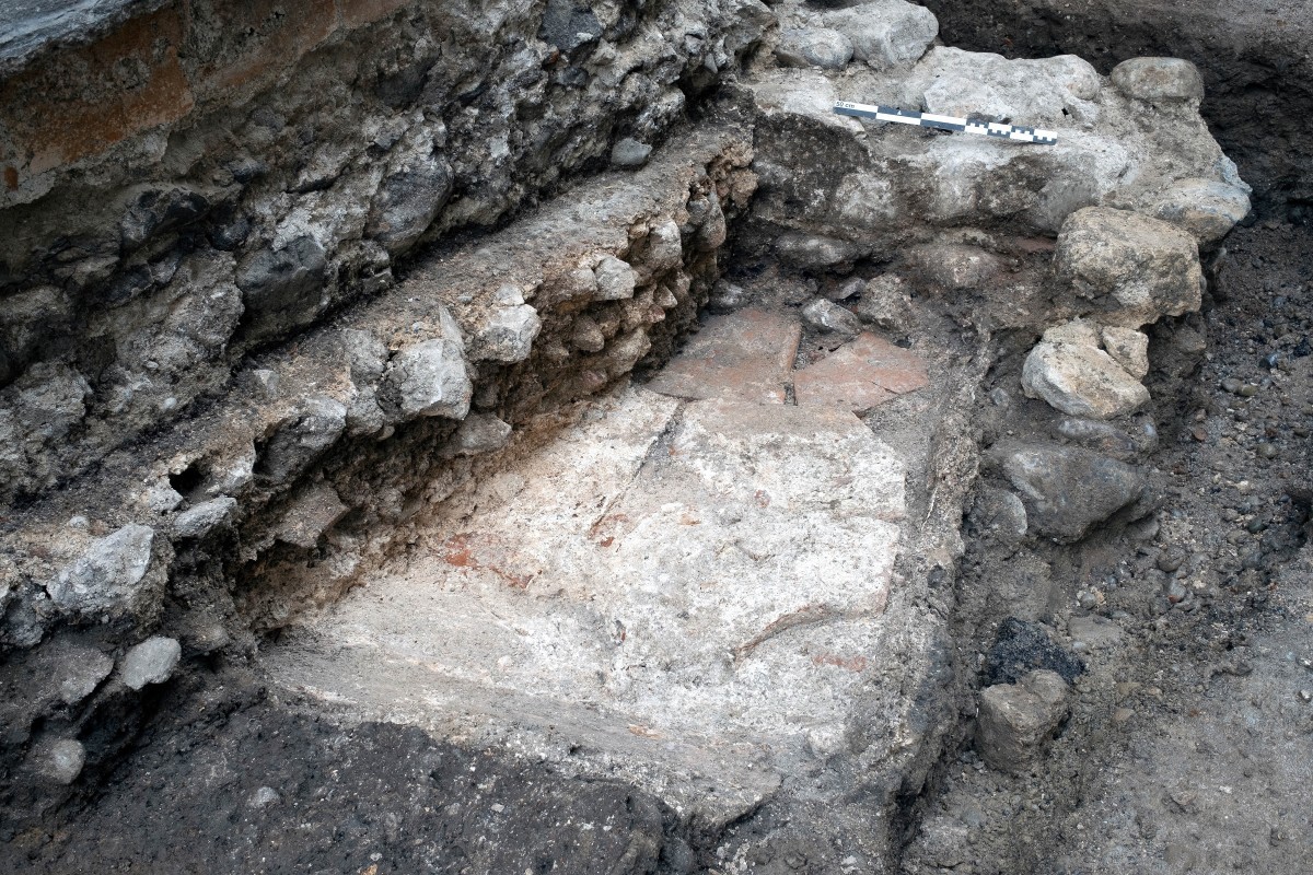 Reste einer römischen Kalkabsetzwanne in Hörnligasse Baden
