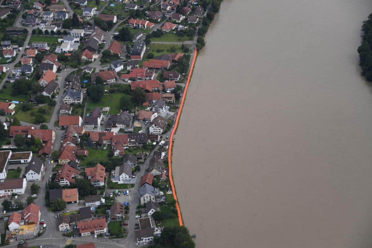 Hochwassersperren am Rhein bei Wallbach