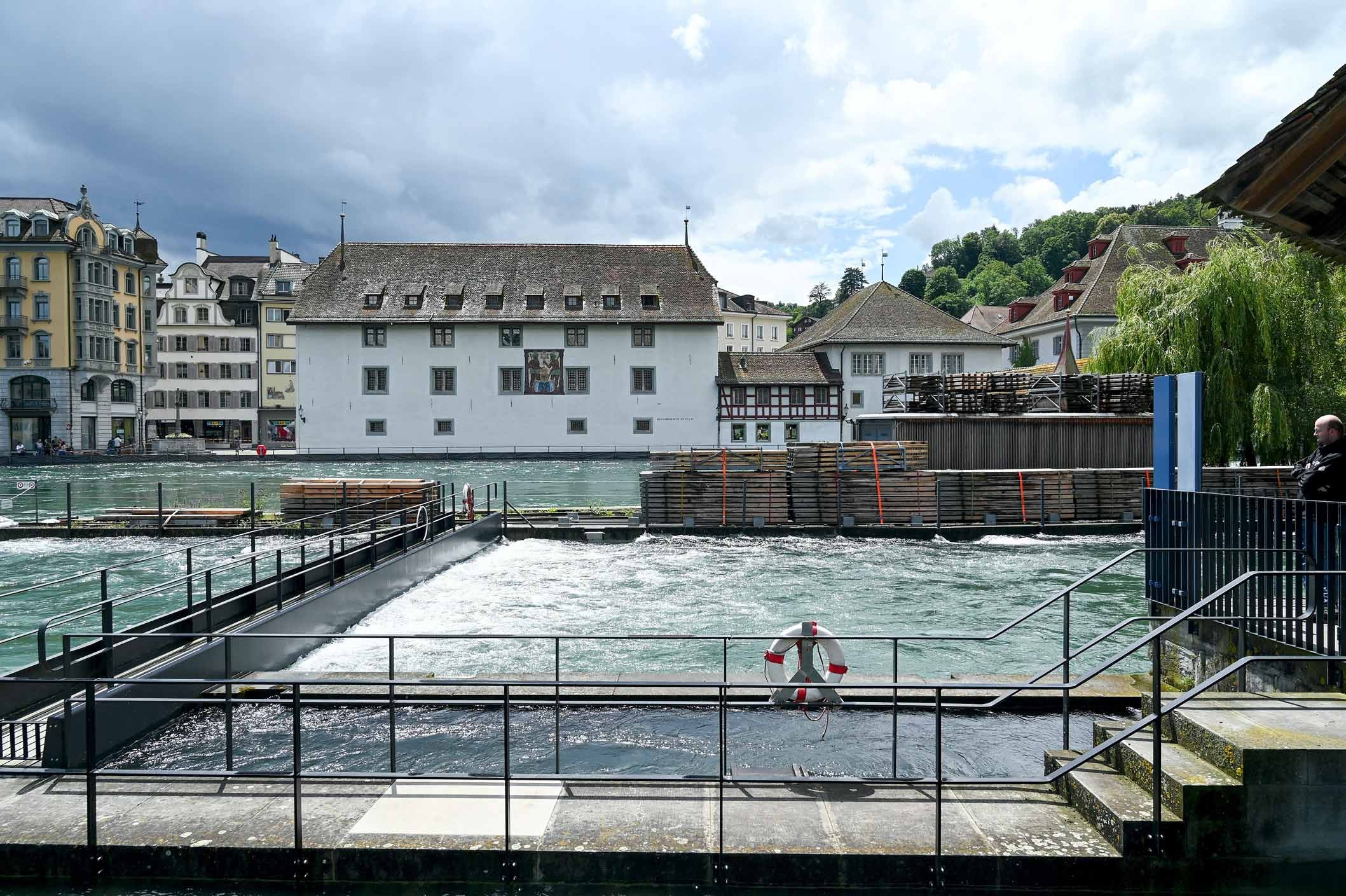 Angespannte Hochwasser-Situation beim Reusswehr in Luzern