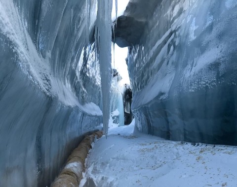 Holzwollerohre in Eisschlucht bei Faverges-Gletschersee