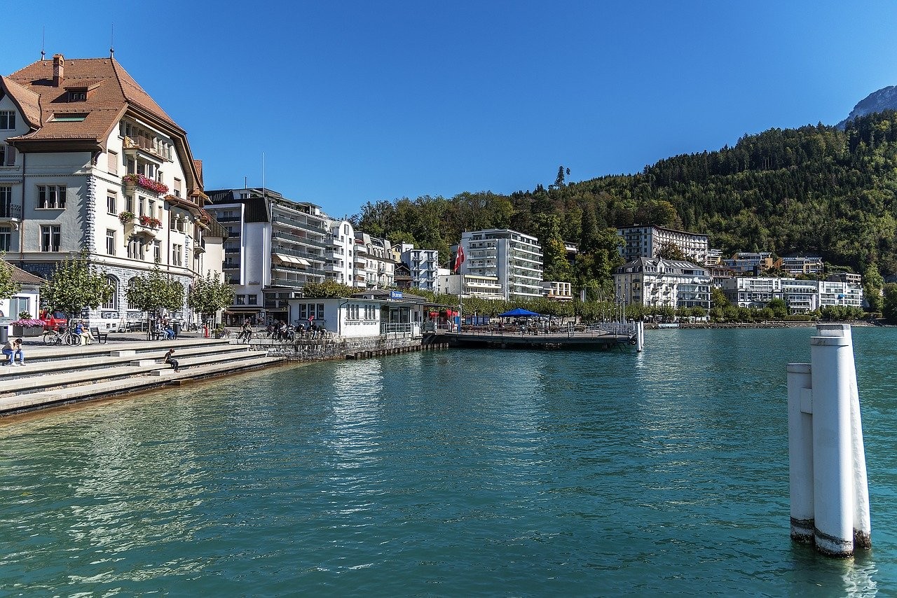 Seepromenade bei Brunnen SZ