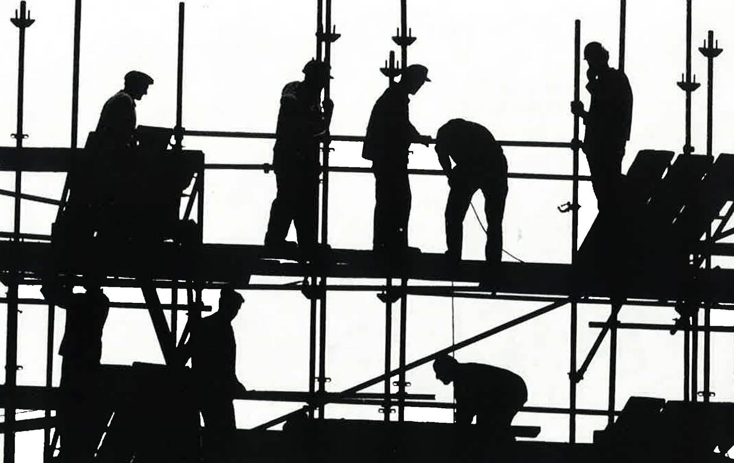 Silhouette von Bauarbeitern auf Gerüst