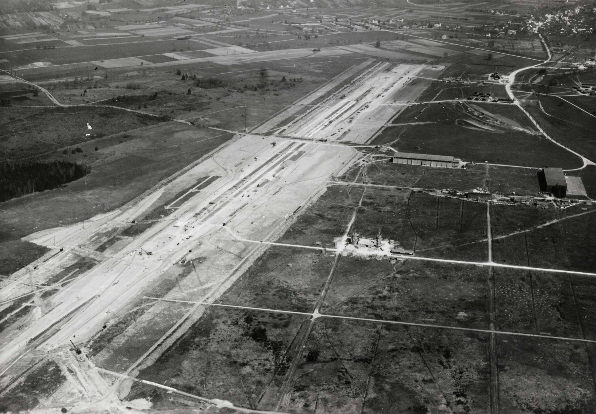 Bau der Piste am Flughafen Zürich