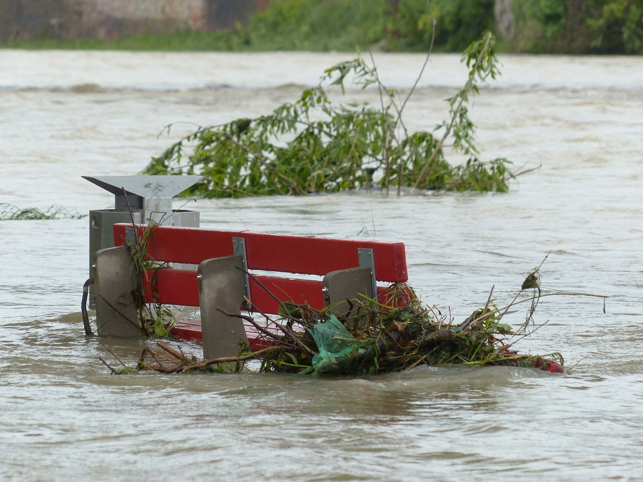 Überflutete Parkbank