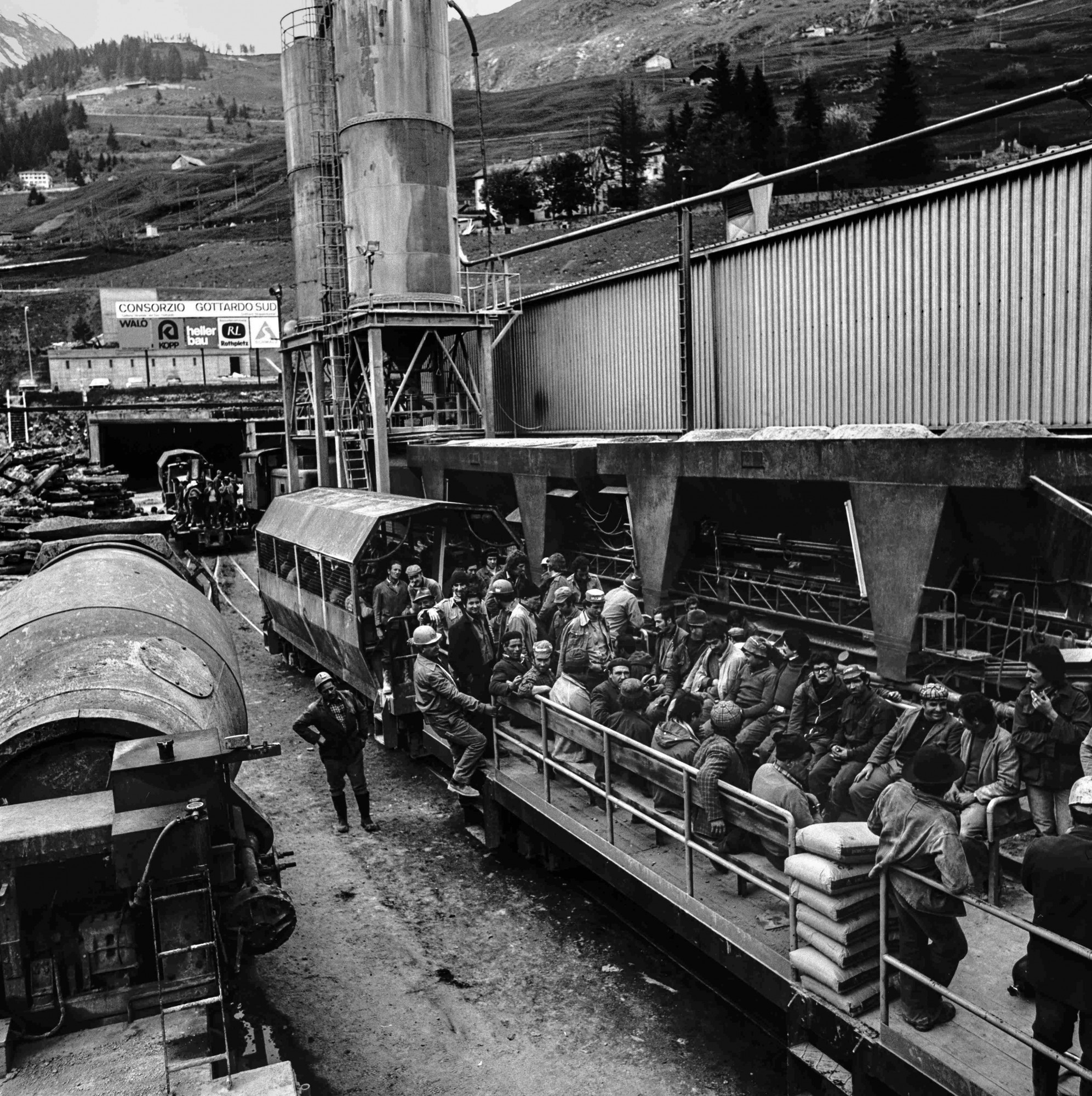 Tunnelportal Airolo Schichtwechsel Gotthard Strassentunnel