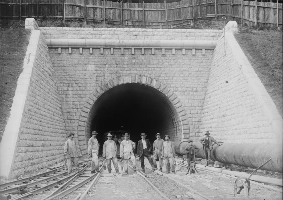Arbeitergruppe vor Südportal Hauenstein-Basistunnel 1914 bis 1916
