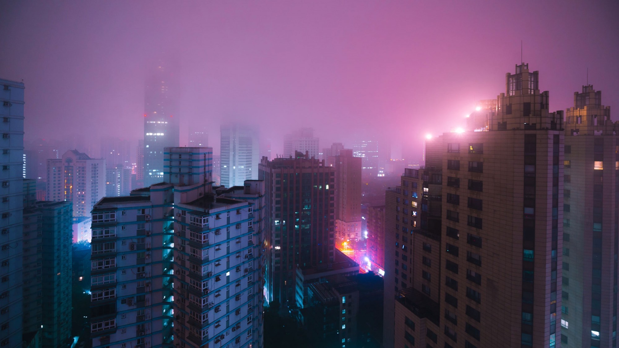 Wolkenkratzer in Schanghai bei Nacht