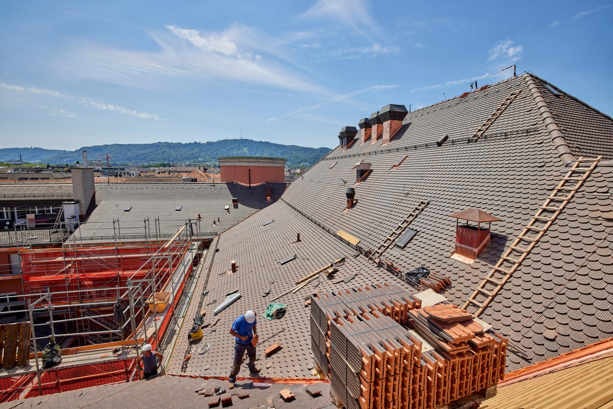 Dach Volkshaus Zürich eingedeckt