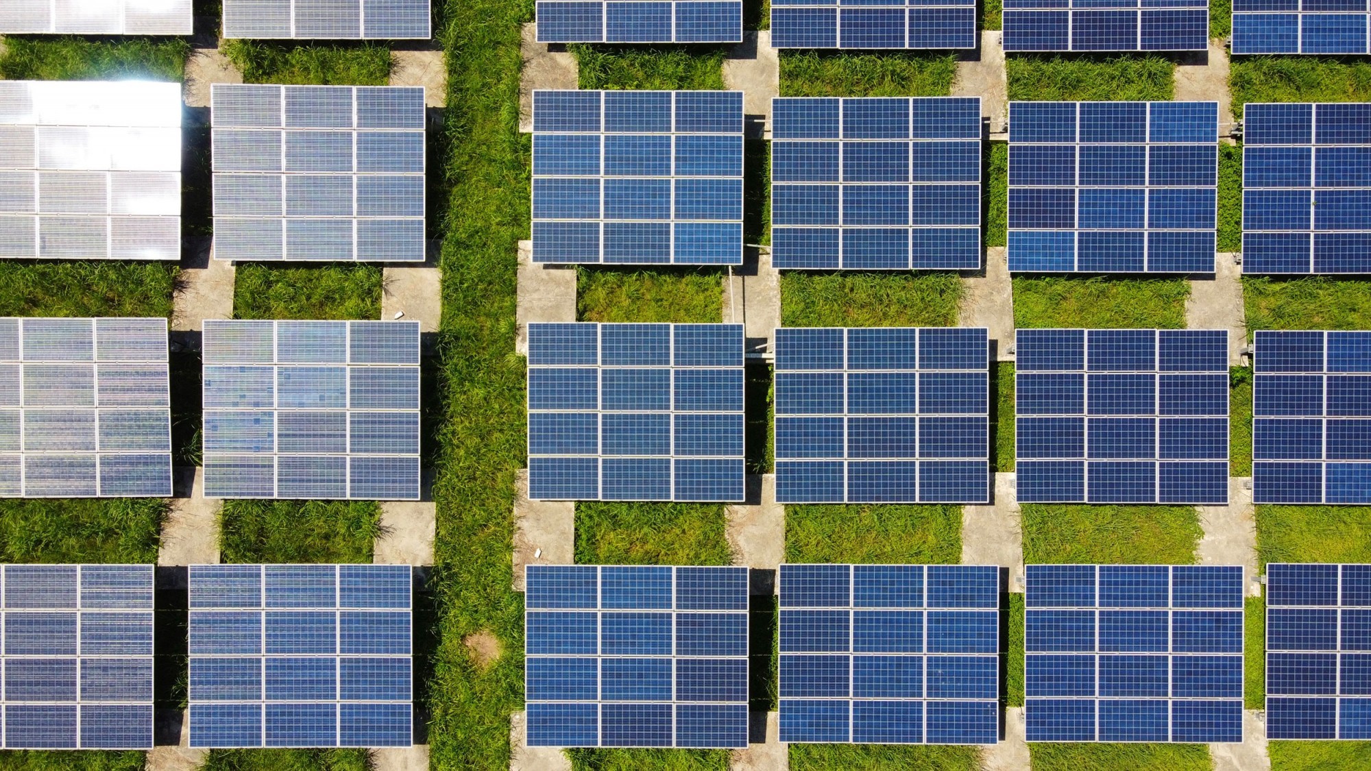 Solarpanels auf einem Dach in Taipeh