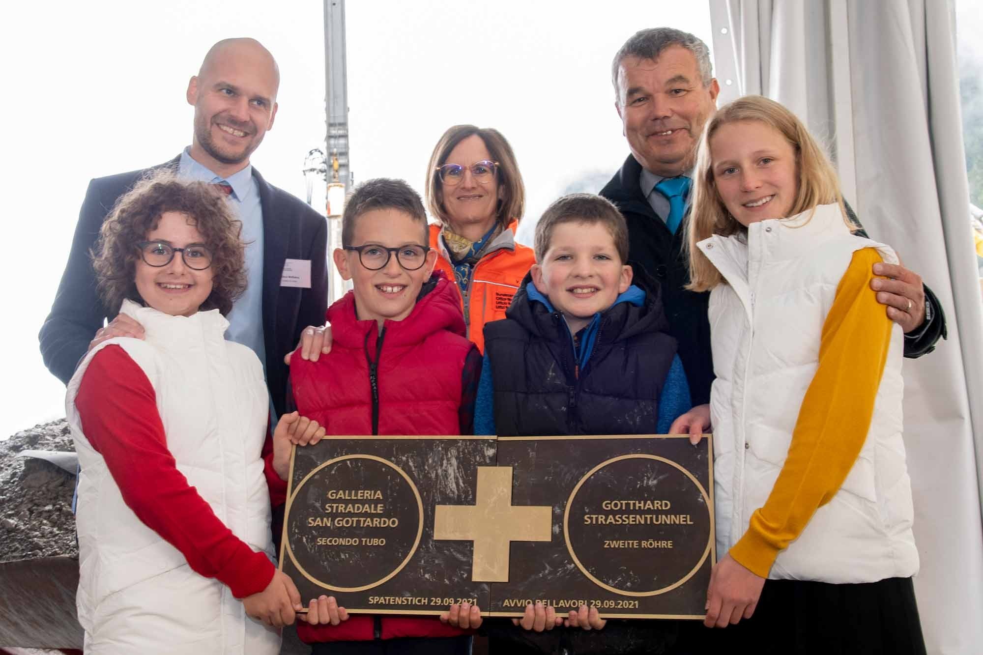 Kinder beim Spatenstich zur zweiten Gotthard-Röhre