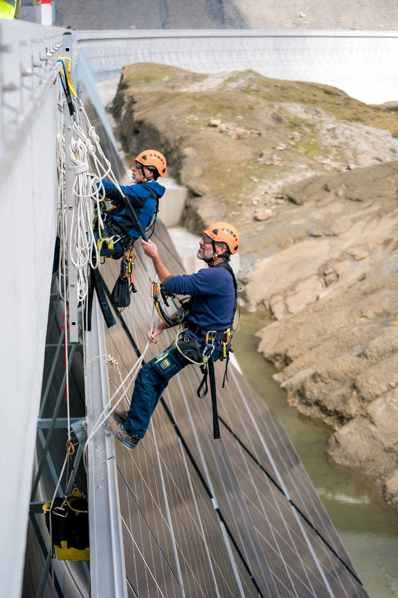 Bau der alpinen Solaranlage an der Muttsee-Staumauer