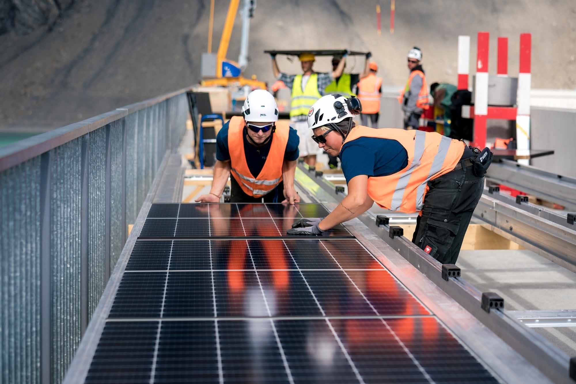 Bau der alpinen Solaranlage an der Muttsee-Staumauer