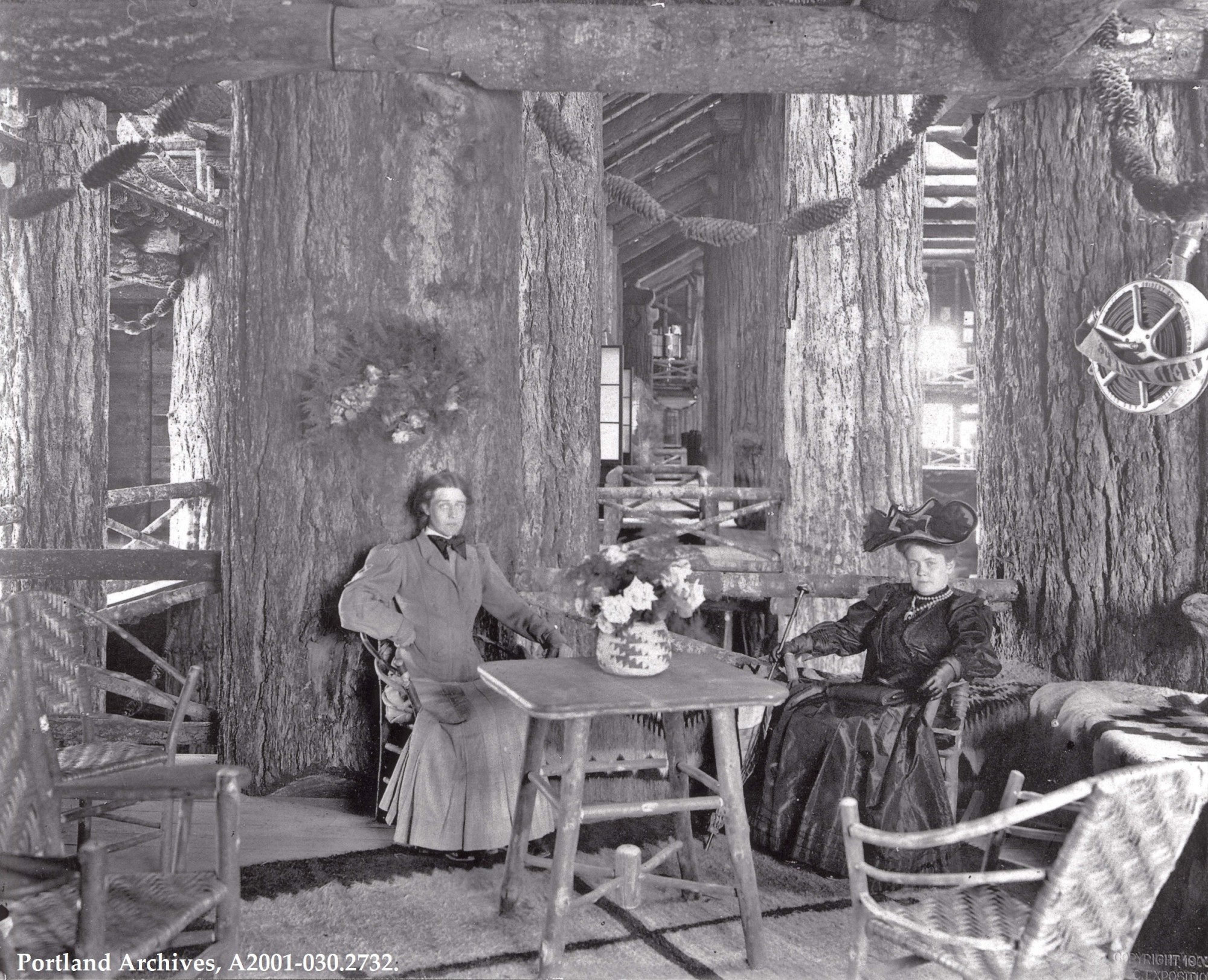 Zwei Frauen auf Balkon in Forestry Building