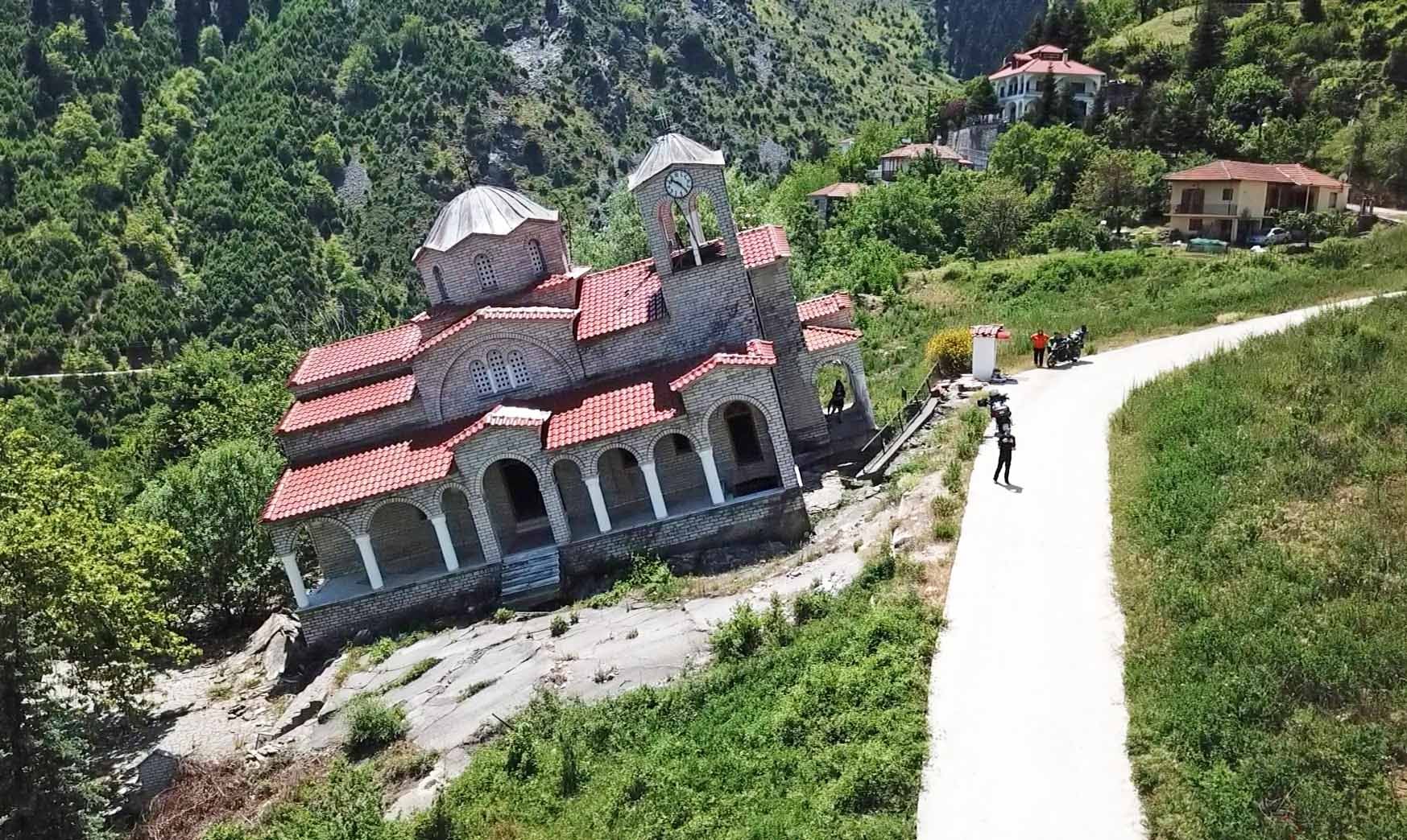 Schiefe Kirche in Ropoto Griechenland