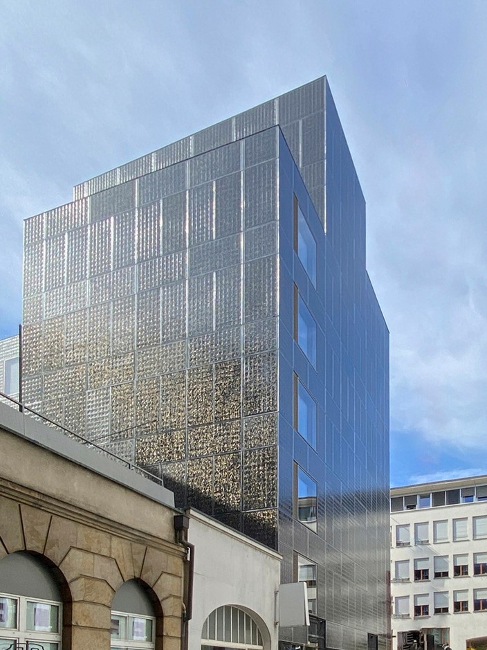 Solarfassade aus 3D-Schmelzglas an AUE-Neubau in Basel