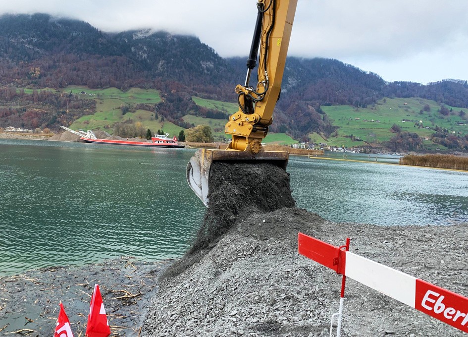 Schüttarbeiten am Alpnachersee