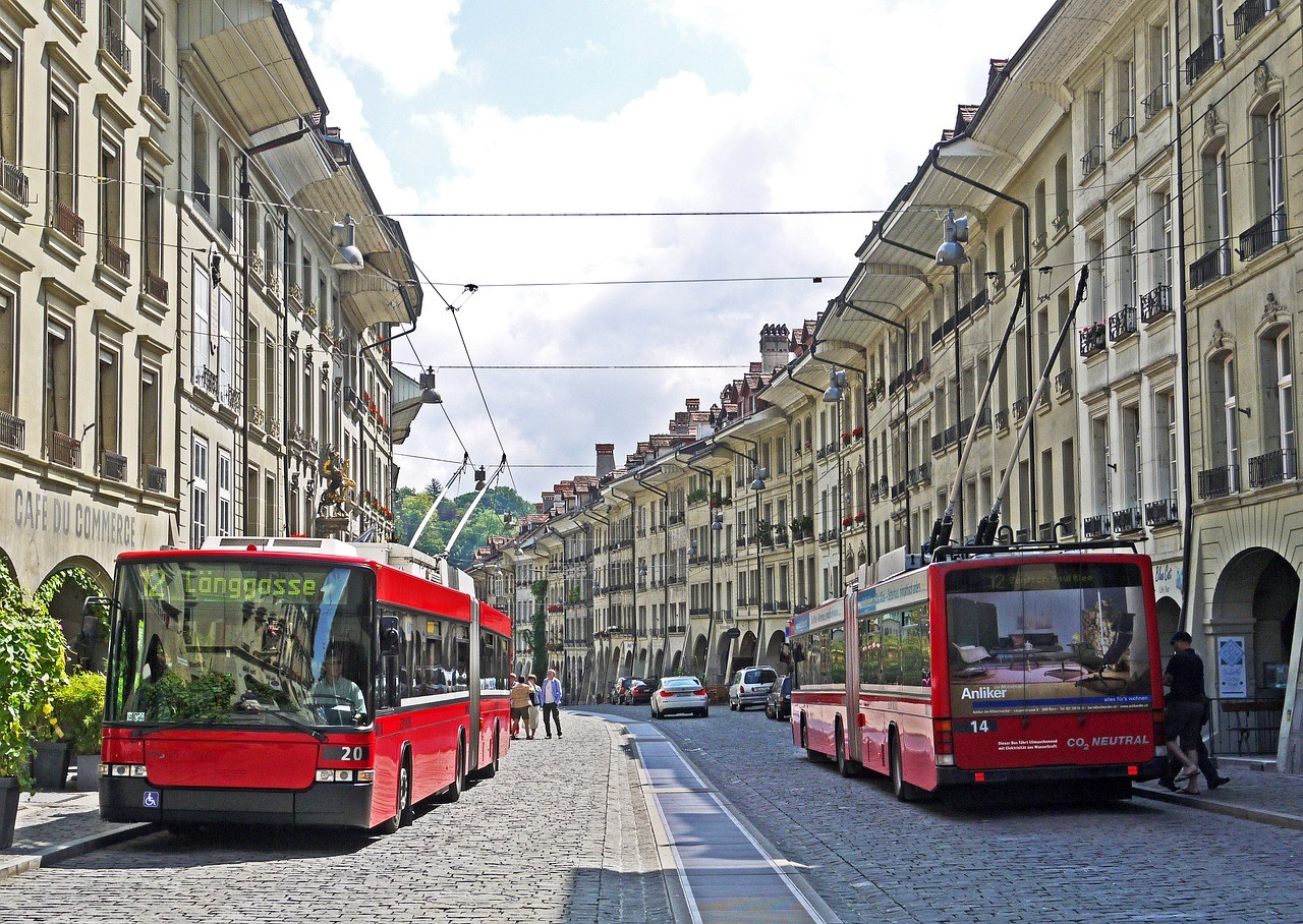 Busse in der Gerechtigkeitsgasse in der Altstadt Bern