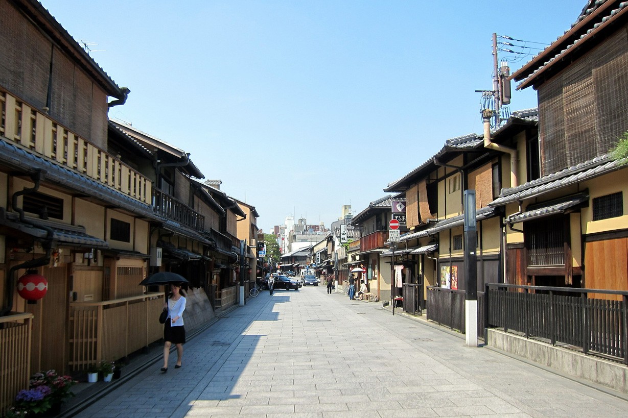 Geisha-Viertel Gion in Kyoto mit Machiya-Häusern