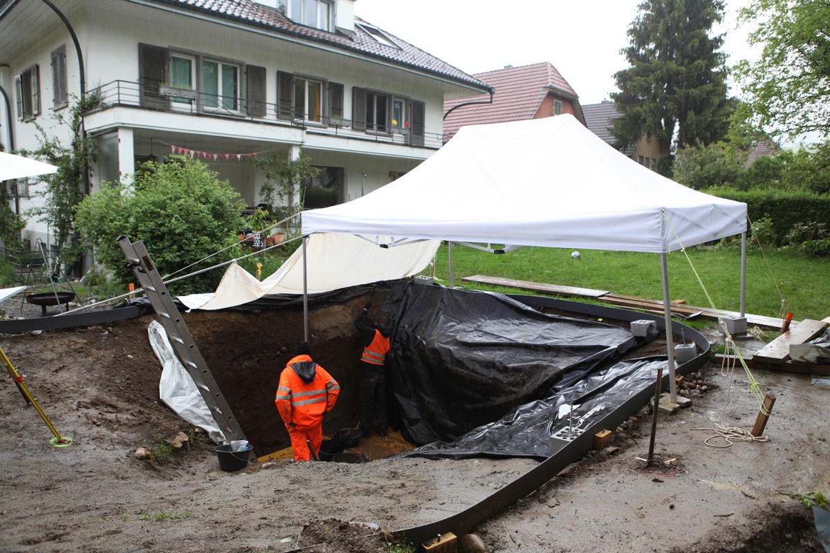 Rettungsgrabung im Gartenteich in Worb