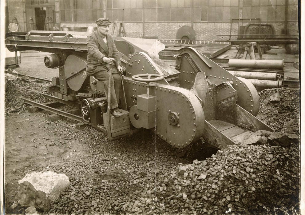 Eine von Hand bediente Kiesfördermaschine um 1920