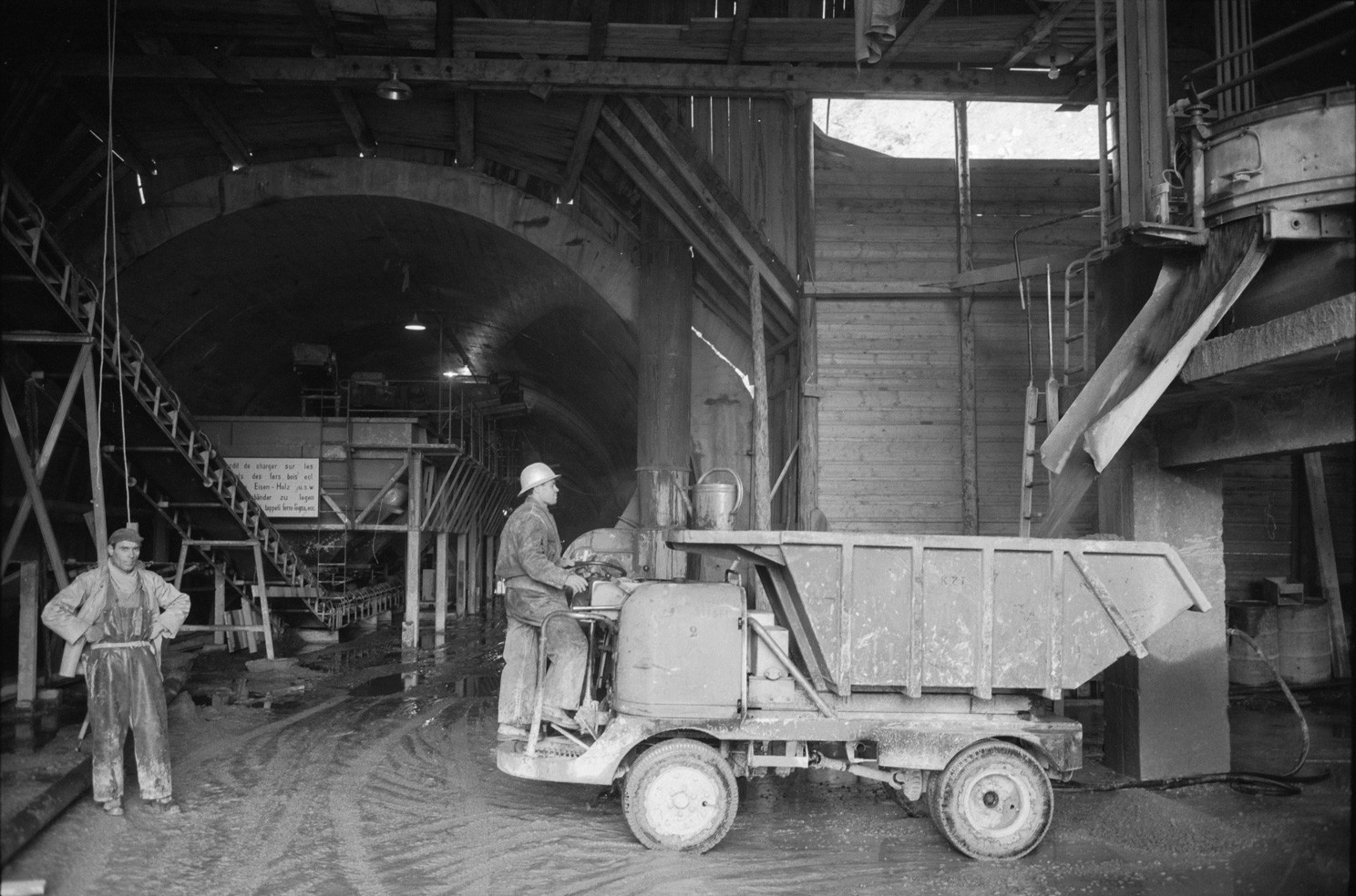 Dumper im Einsatz beim Bau des Grossen St. Bernhard-Tunnels 1960
