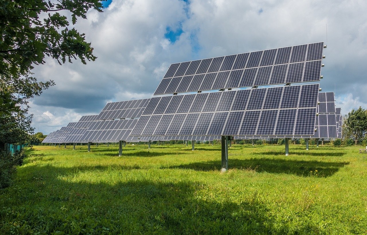 Solarpanels auf einer Wiese