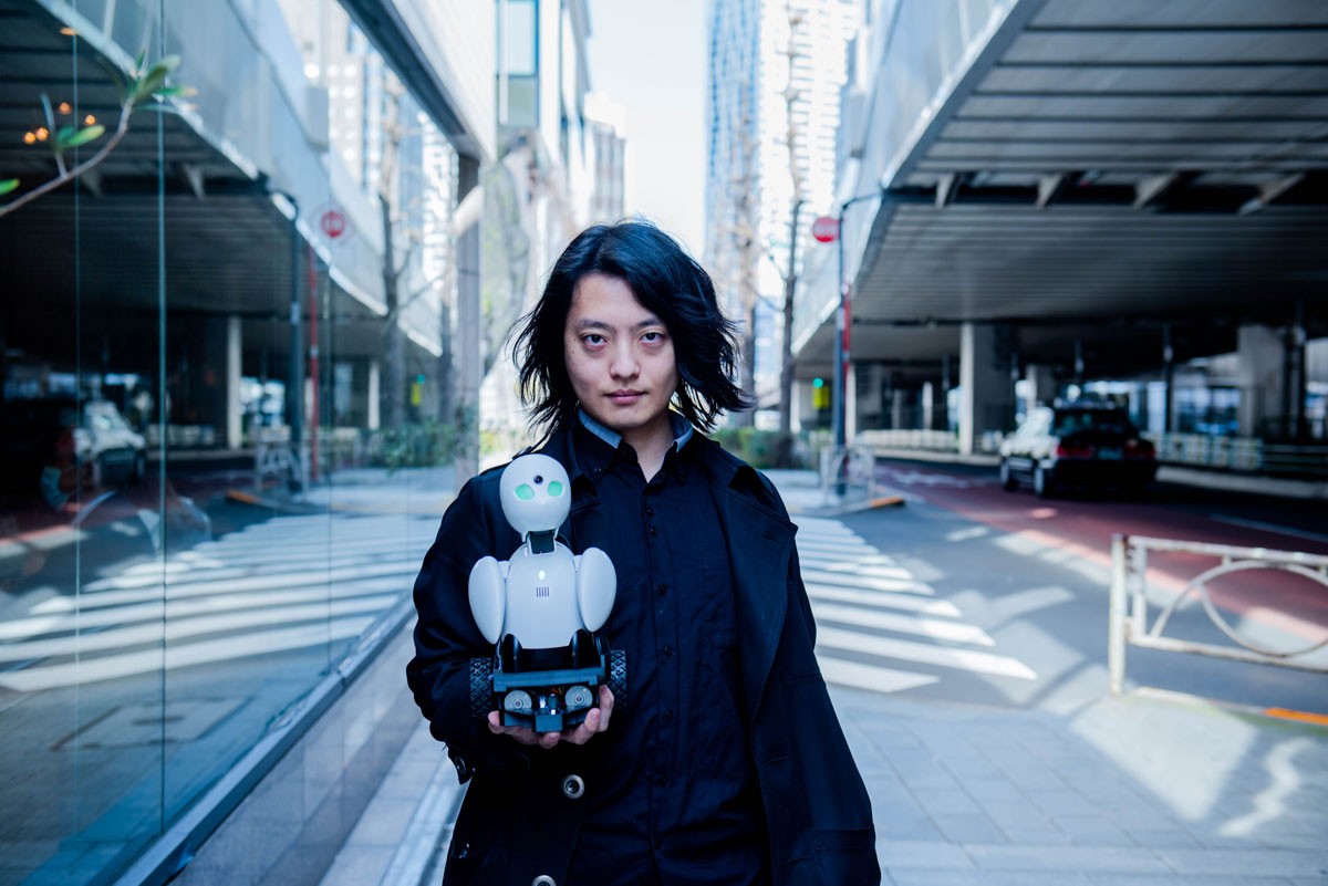 Kentaro Yoshifuji mit Roboter