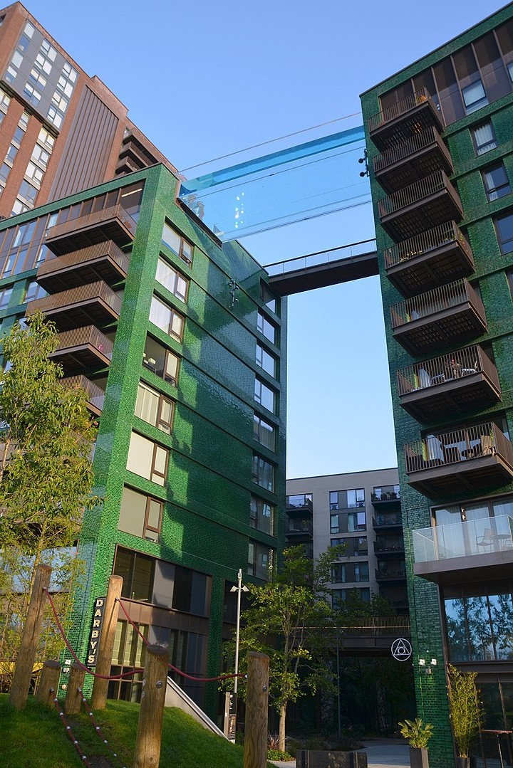 Skypool in Embassy Gardens Siedlung London