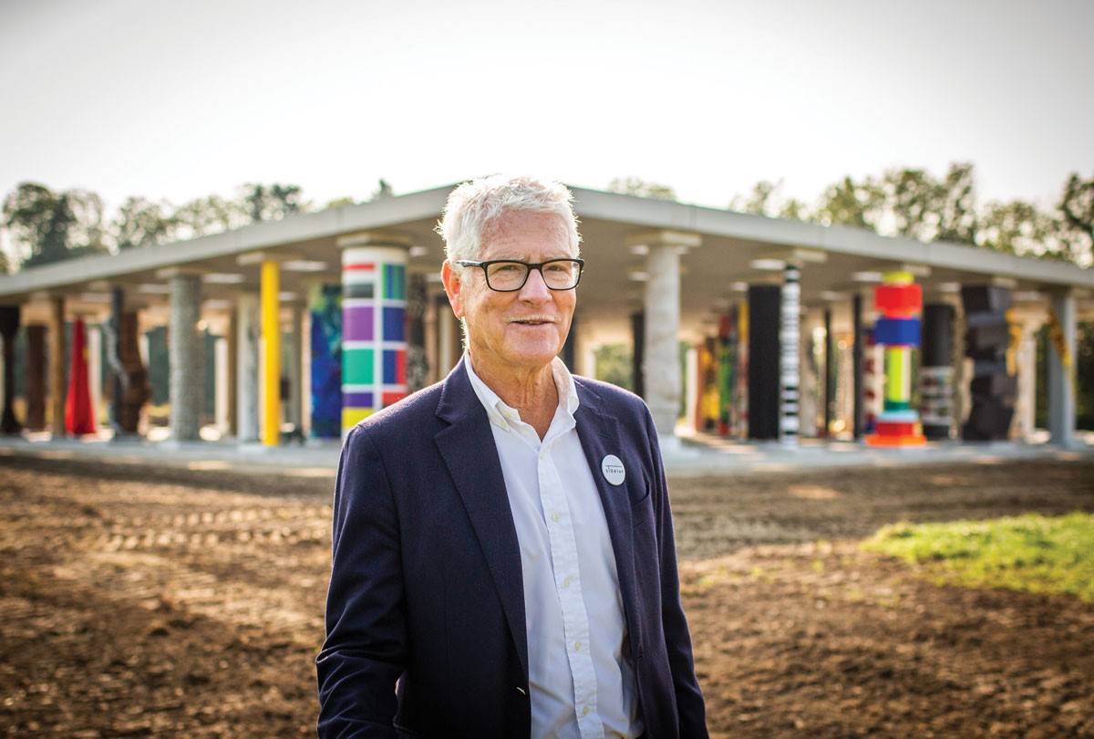 Bernd Zimmer vor Kunsthalle STOA in Polling