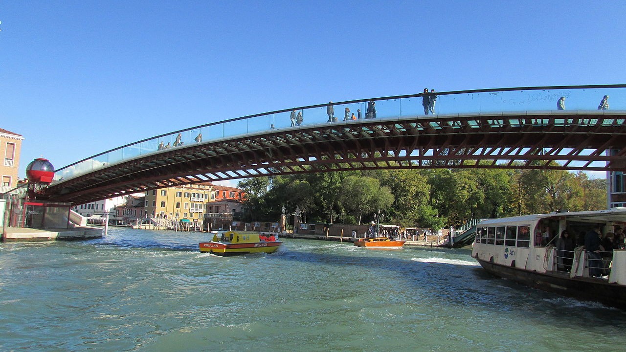 Ponte della Costituzione mit Gondelbahn in Venedig