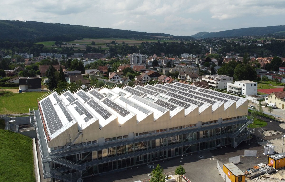 Photovoltaikanlage auf Dach der Sekundarschule Laufental in Laufen
