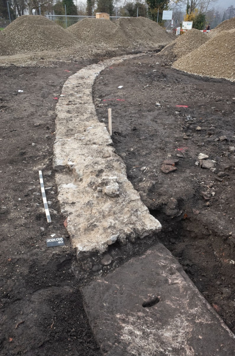 Verputzte Mauer beim Amphitheater von Kaiseraugst