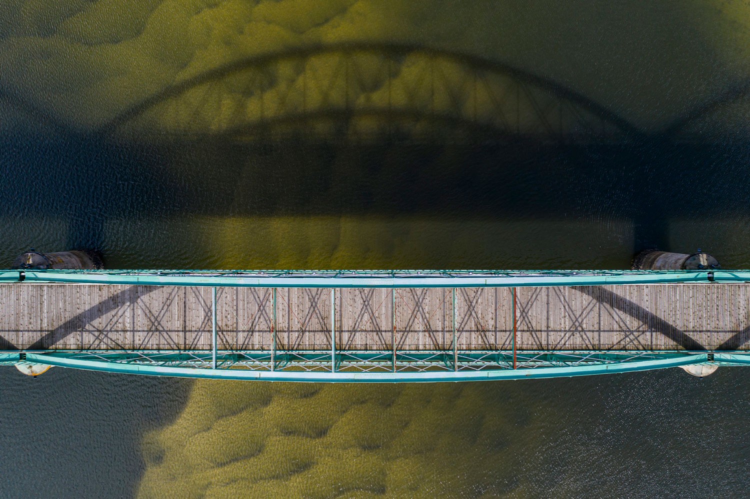 Brücke wirft Schatten auf Wasser