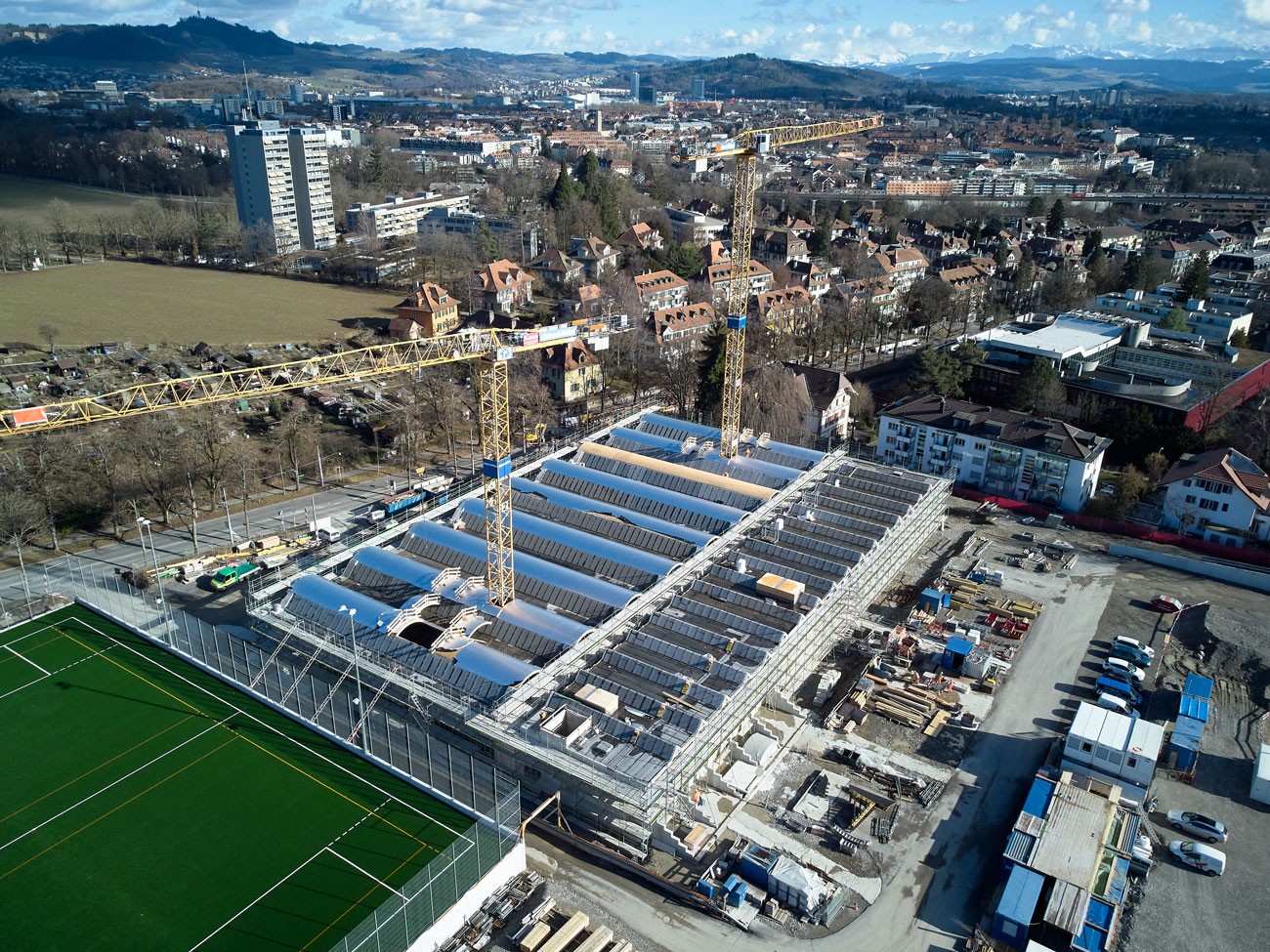 Luftbild der Baustelle für Schwimmhalle Neufeld in Bern