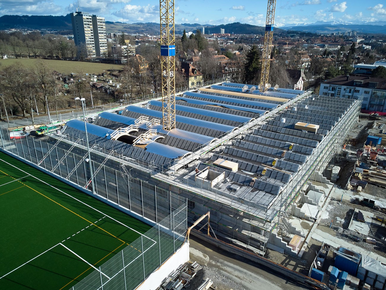 Luftbild der Baustelle für Schwimmhalle Neufeld in Bern