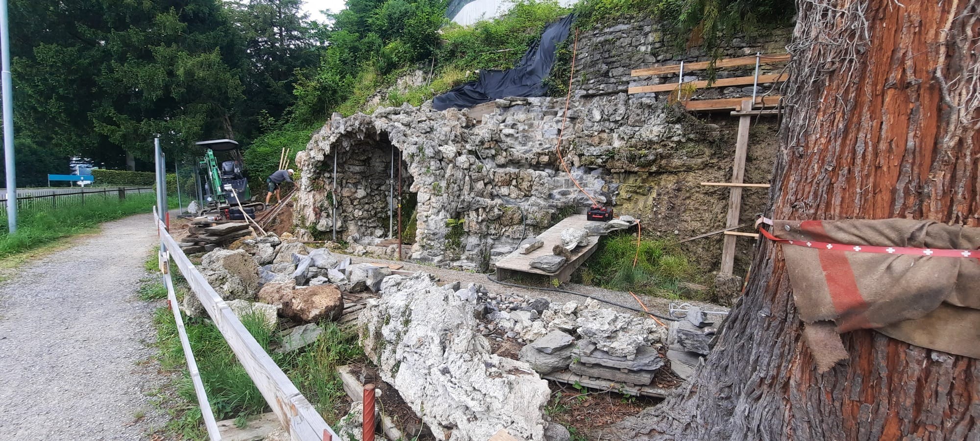 Schloss Hünegg Grotte vor der Restaurierung